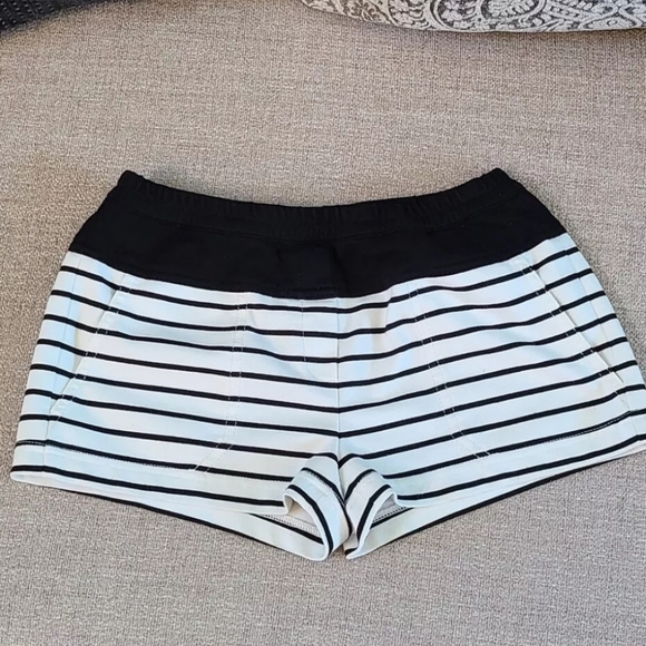 BCBGMAXAZRIA Teagan Stripe Pull -On Shorts Size XS Off White/Black - Picture 2 of 9